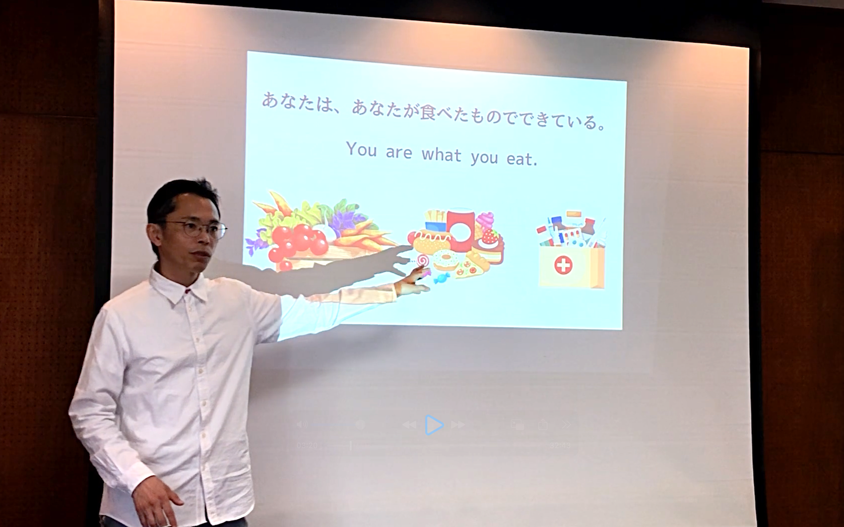 目黒が講演を行っている写真