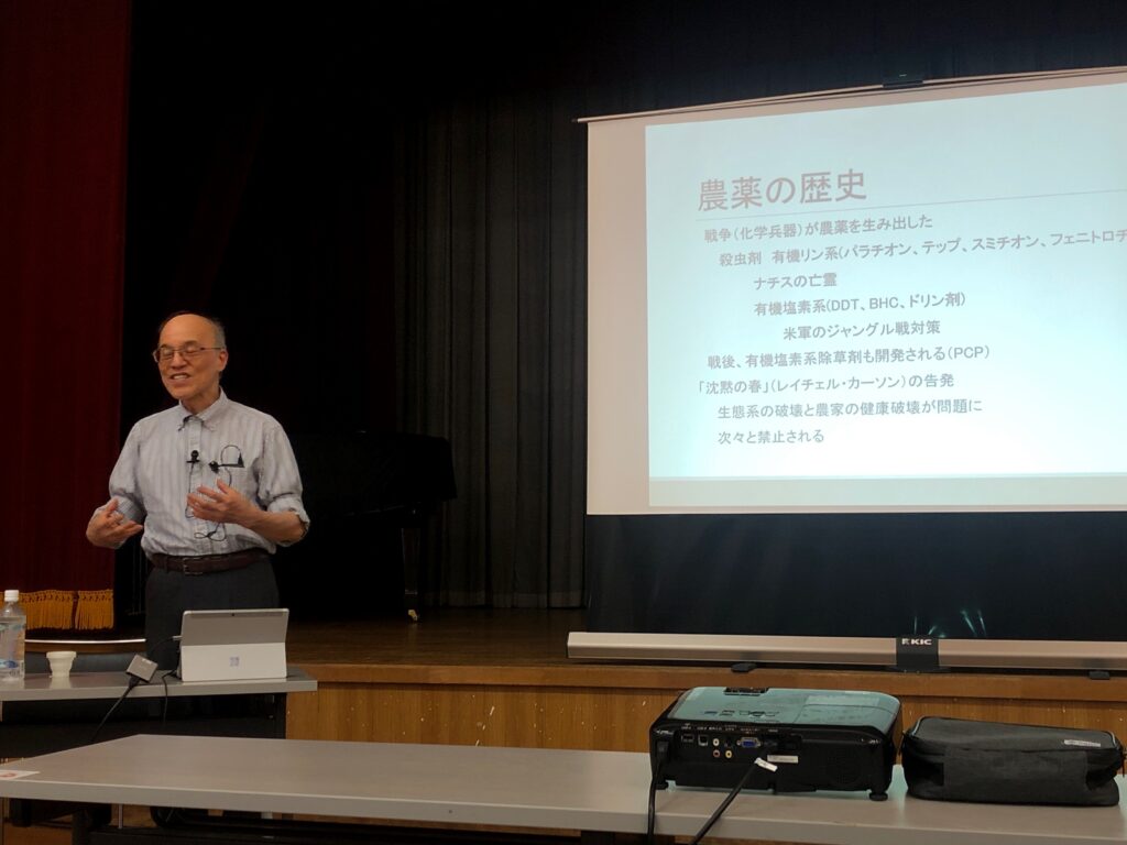 天笠啓祐先生の講演の様子。笑顔。