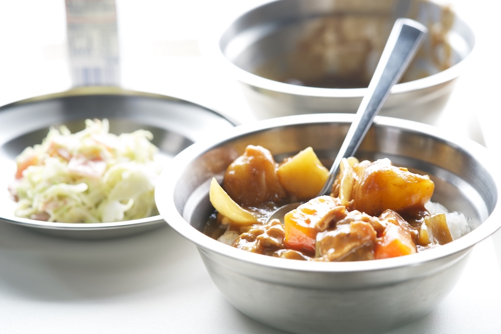 給食、カレーの写真