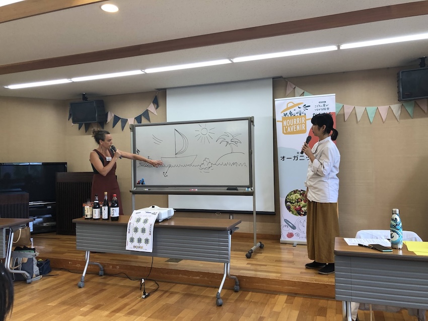 講義風景。フランス人女性と通訳の日本人女性