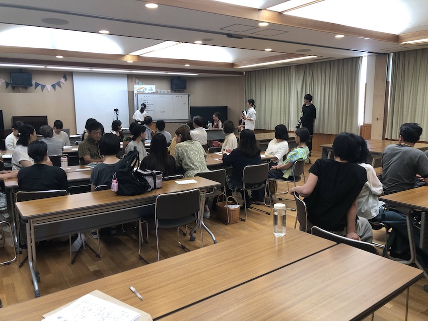 講義を受けている風景。40〜50人いる。