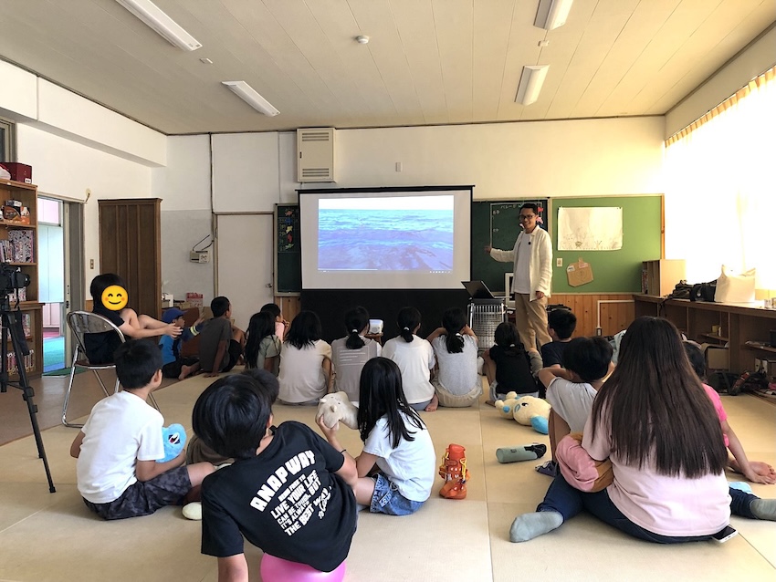 目黒が子供たちにお話会をしている写真