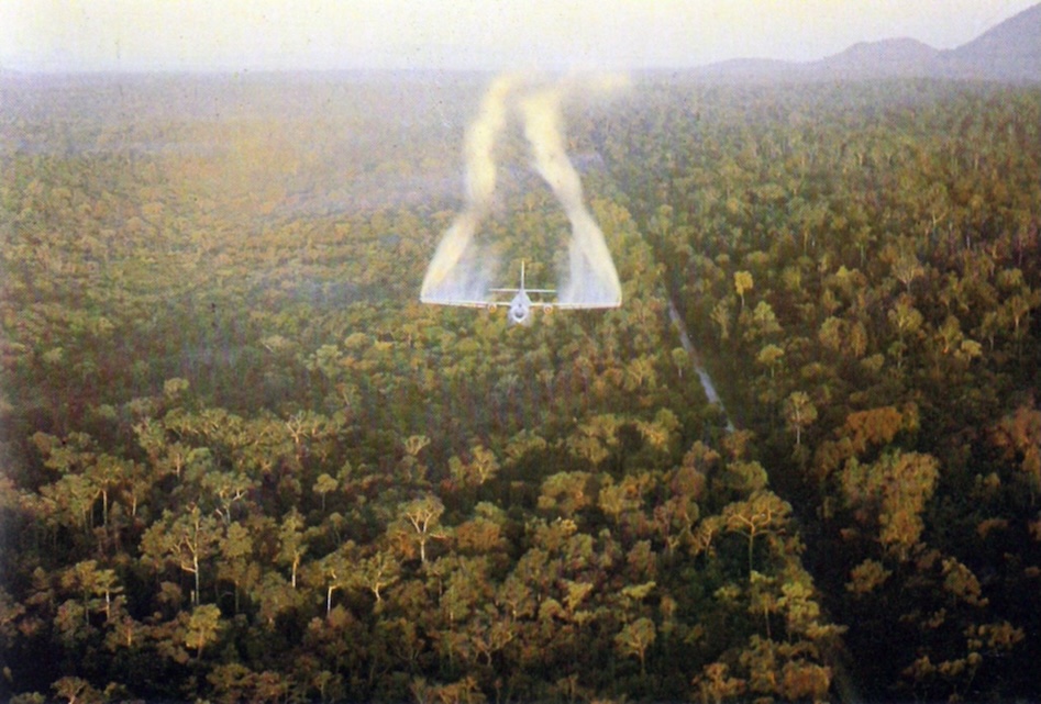枯葉剤を撒いている飛行機の写真(ベトナム戦争)