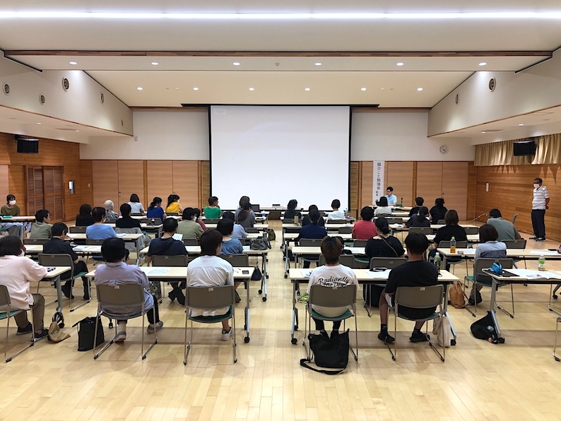 勉強会の写真。50人くらい参加している。