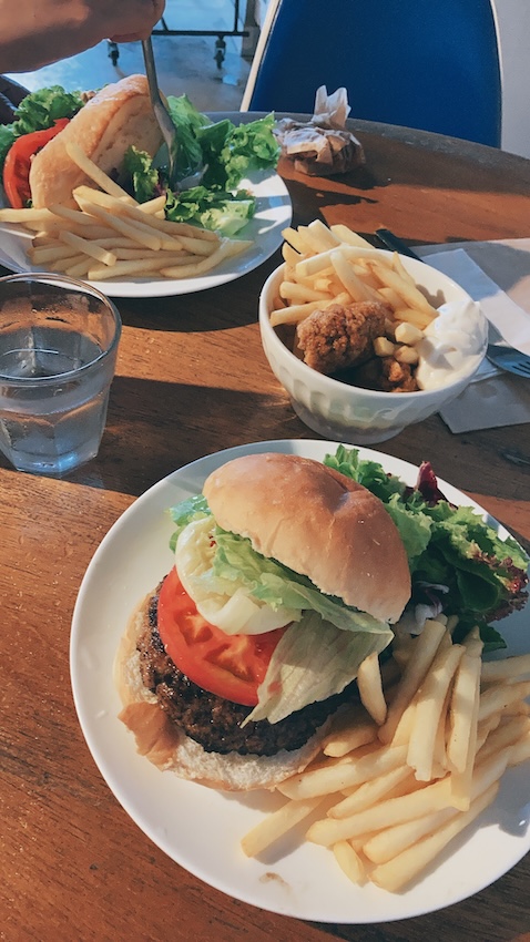 プラントベースのハンバーガーの写真