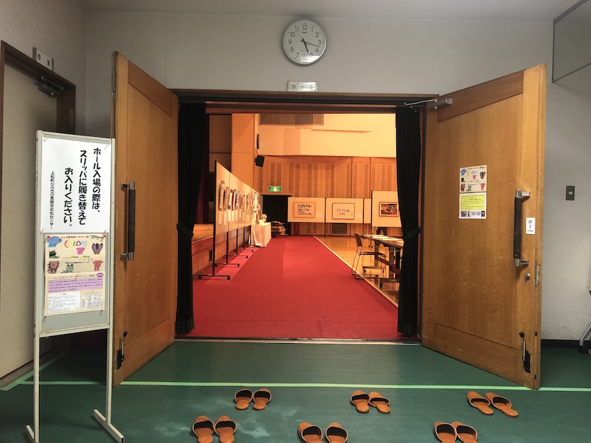 ボーダレスアート展 COLORSが行われているホールを外から撮影した写真。奥の方に作品が小さく見えている。